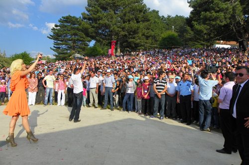 Burcu Güneş Bursa'yı coşturdu