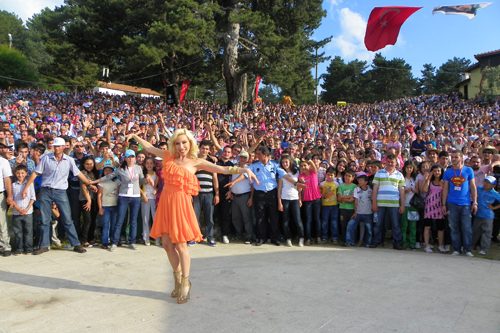 Burcu Güneş Bursa'yı coşturdu