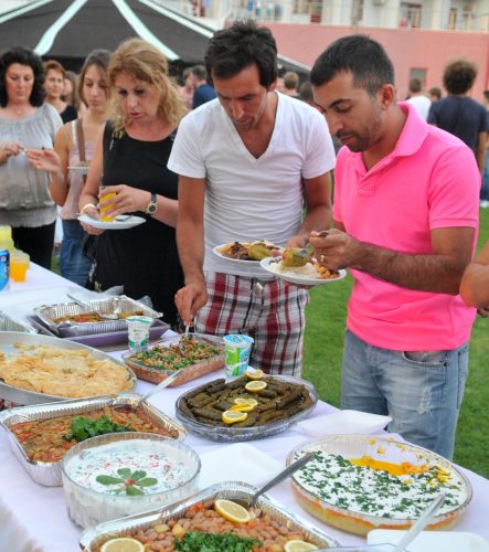 Dançı kızlar Bursa dönerine bayıldı