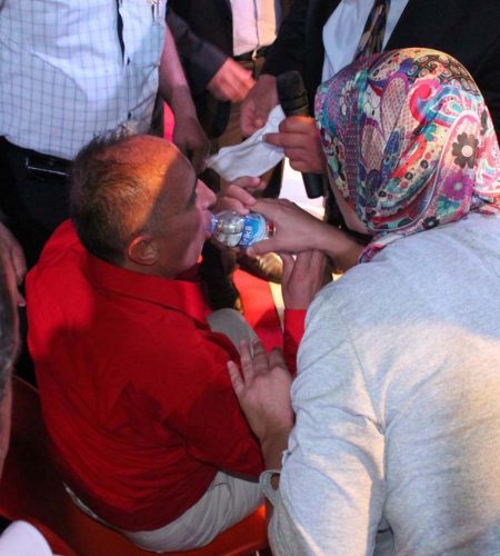 Ünlü sunucu canlı yayında böyle bayıldı