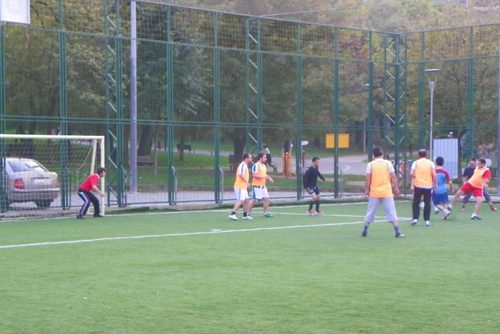 GAZETECİLER HALI SAHADA COŞTU