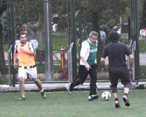 GAZETECİLER HALI SAHADA COŞTU