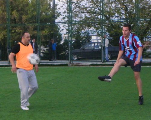 GAZETECİLER HALI SAHADA COŞTU
