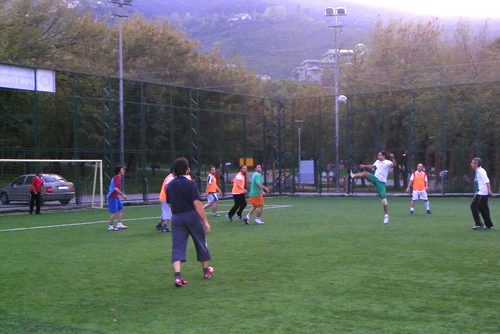 GAZETECİLER HALI SAHADA COŞTU