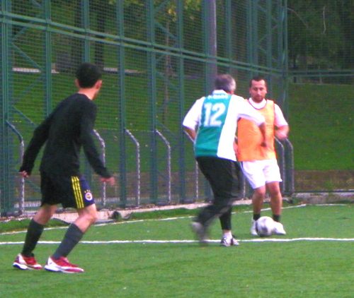 GAZETECİLER HALI SAHADA COŞTU