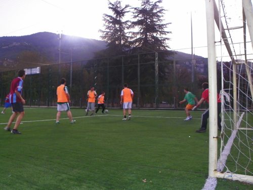 GAZETECİLER HALI SAHADA COŞTU