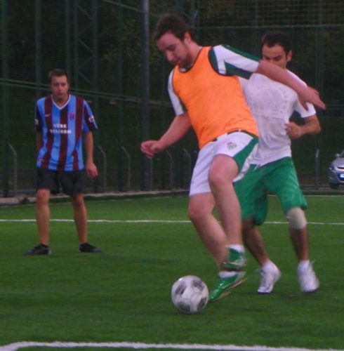 GAZETECİLER HALI SAHADA COŞTU