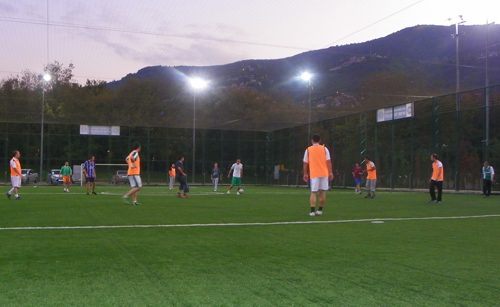 GAZETECİLER HALI SAHADA COŞTU