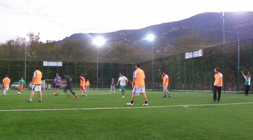 GAZETECİLER HALI SAHADA COŞTU