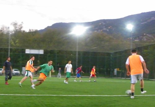 GAZETECİLER HALI SAHADA COŞTU