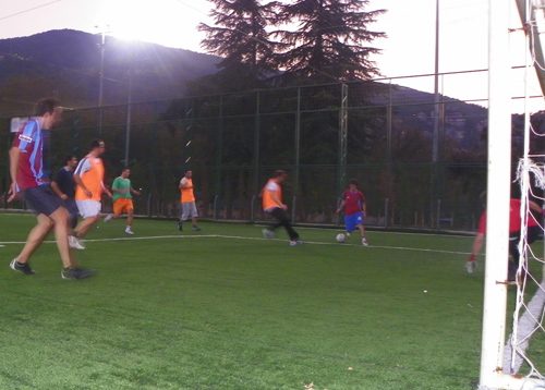 GAZETECİLER HALI SAHADA COŞTU