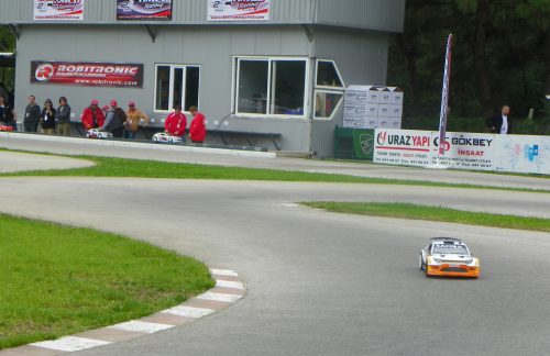 Model araba yarışları Formula 1’i aratmadı