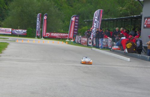 Model araba yarışları Formula 1’i aratmadı