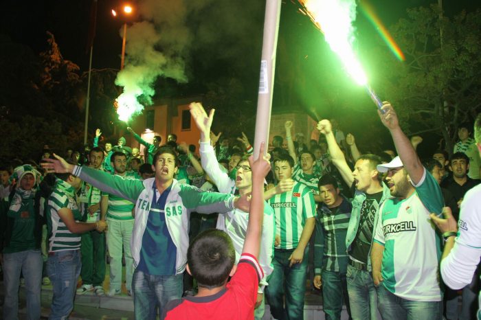 Bursaspor taraftarı şehir turu attı 