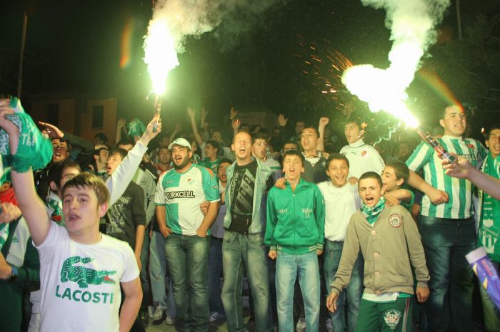 Bursaspor taraftarı şehir turu attı 
