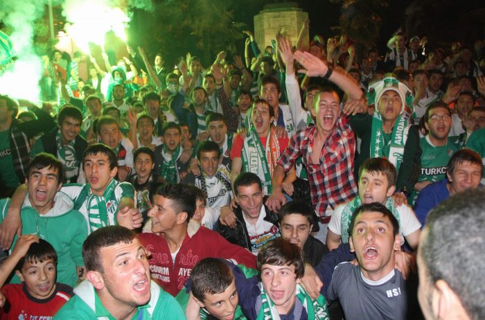Bursaspor taraftarı şehir turu attı 