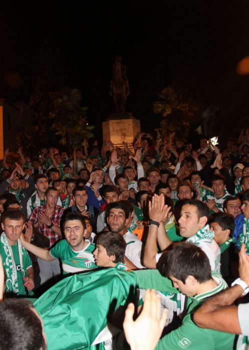 Bursaspor taraftarı şehir turu attı 
