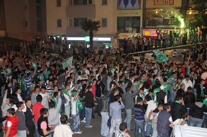 Bursaspor taraftarı şehir turu attı 