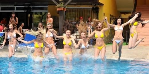 Güzellerin Antalya'da havuz sefası