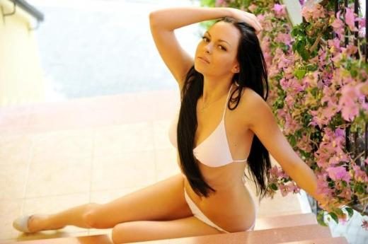 Güzellerin Antalya'da havuz sefası