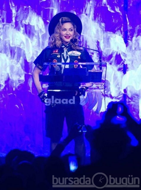  Madonna "öpüşmesiyle" geceye damga vurdu