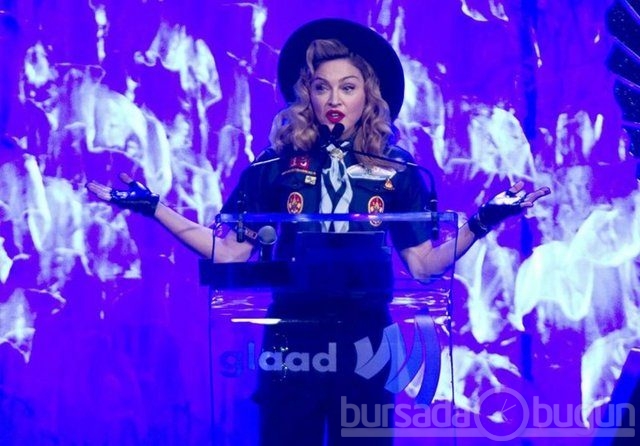  Madonna "öpüşmesiyle" geceye damga vurdu