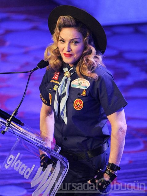  Madonna "öpüşmesiyle" geceye damga vurdu