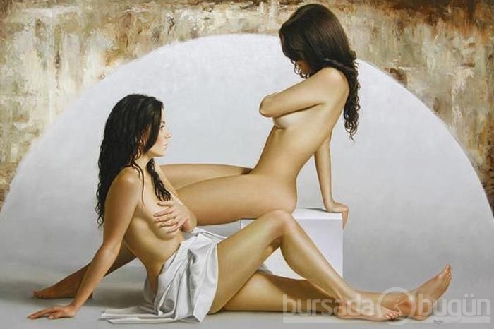 Hiper gerçek seksi tablolar büyülüyor