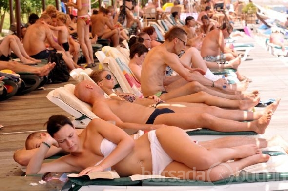 Kemer’de turistlerin bronzlaşma yarışı