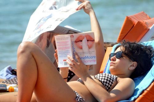 Kemer’de turistlerin bronzlaşma yarışı