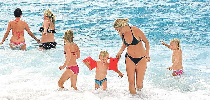 Kemer’de turistlerin bronzlaşma yarışı