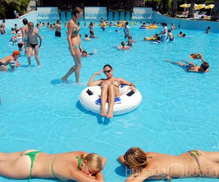 Kemer’de turistlerin bronzlaşma yarışı