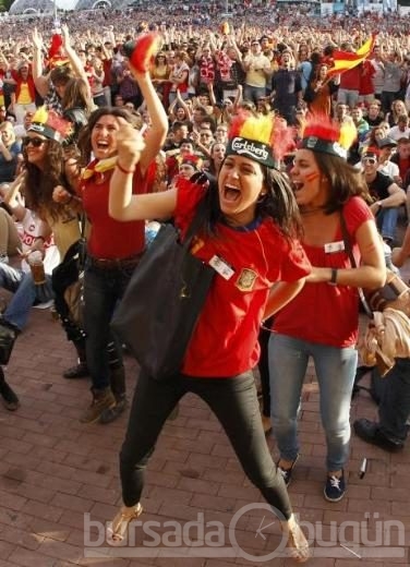 EURO 2012'nin tribün güzelleri