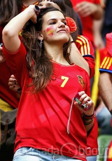 EURO 2012'nin tribün güzelleri