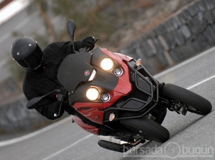 Yarışçı Gilera büyülüyor