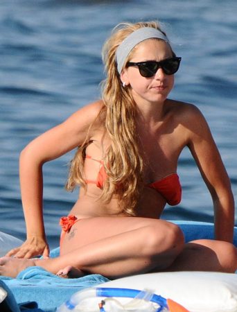 Hadise'den inanılmaz frikikler