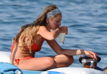 Hadise'den inanılmaz frikikler