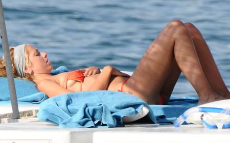 Hadise'den inanılmaz frikikler