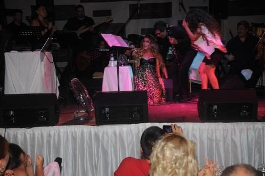 Gülben sahnede böyle yere düştü