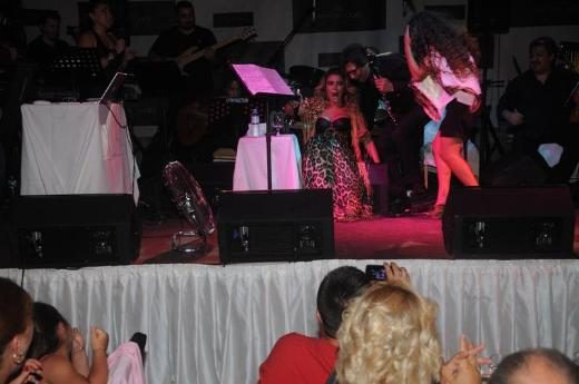 Gülben sahnede böyle yere düştü