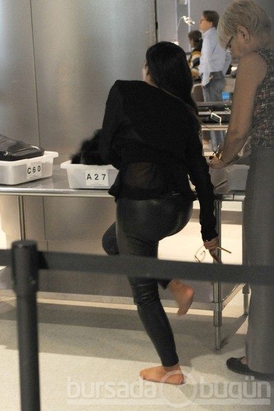 Kim Kardashian fiziğiyle göz doldurdu