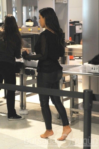 Kim Kardashian fiziğiyle göz doldurdu