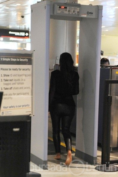 Kim Kardashian fiziğiyle göz doldurdu
