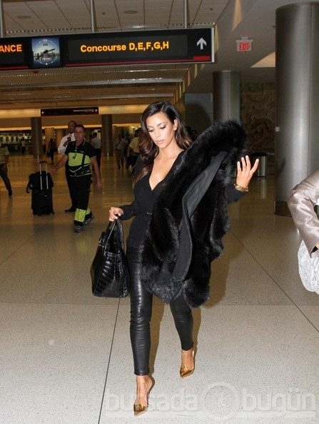 Kim Kardashian fiziğiyle göz doldurdu
