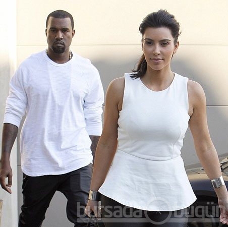 Kim Kardashian fiziğiyle göz doldurdu