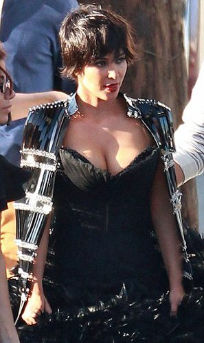 Kim Kardashian fiziğiyle göz doldurdu
