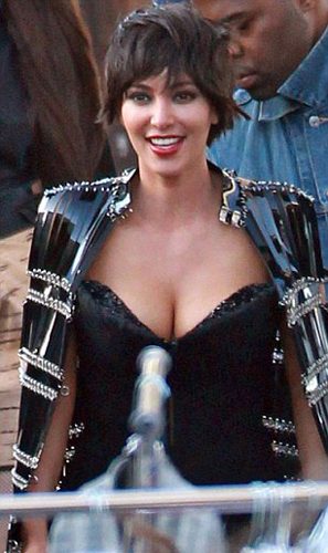 Kim Kardashian fiziğiyle göz doldurdu