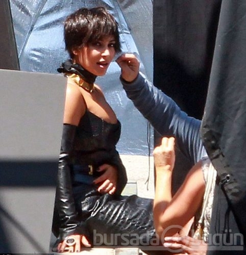 Kim Kardashian fiziğiyle göz doldurdu