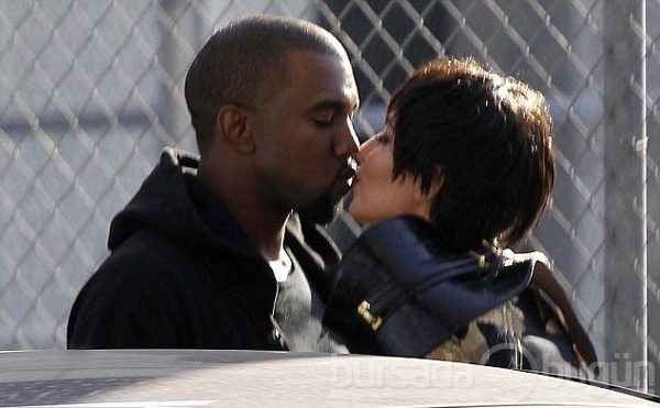 Kim Kardashian fiziğiyle göz doldurdu