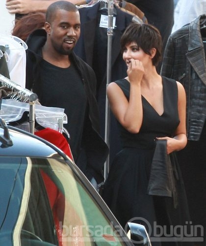 Kim Kardashian fiziğiyle göz doldurdu